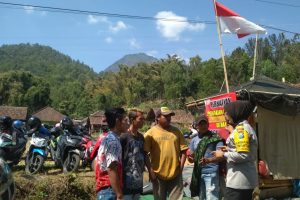 Sambang Lokasi Parkir Wisata Gunung Panderman Bhabin Desa Pesanggrahan Polsek Batu Polres Batu Sampaikan Pesan Kamtibmas