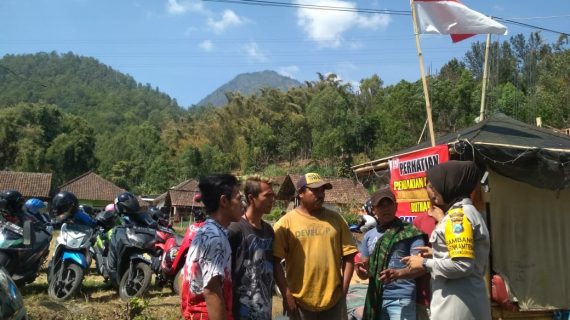 Sambang Lokasi Parkir Wisata Gunung Panderman Bhabin Desa Pesanggrahan Polsek Batu Polres Batu Sampaikan Pesan Kamtibmas