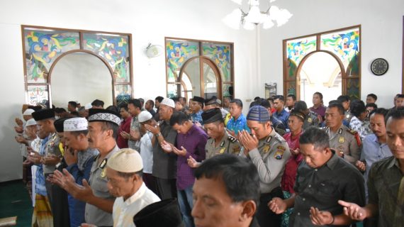 Kapolres Batu Beserta Bhayangkari melaksanakan Sholat Goib dan Do`a Bersama