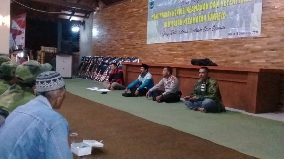 Kapolsek Junrejo AKP HARTANA bersama Bhabinkamtibmas desa Pendem Brigadir Ibnu Mubarok melaksanakan giat silaturahmi