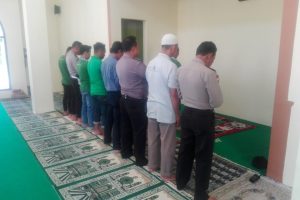 Bersama Warga Anggota Polsek Ngantang Polres Batu Shalat Berjama’ah
