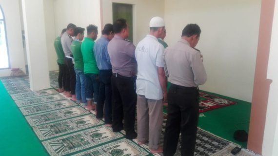 Bersama Warga Anggota Polsek Ngantang Polres Batu Shalat Berjama’ah