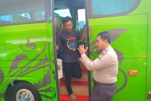 Sambang Lokasi Park Wisata Petik Apel Bhabin Desa Sidomulyo Polsek Batu Kota Sampaikan Pesan Kamtibmas