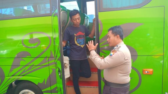 Sambang Lokasi Park Wisata Petik Apel Bhabin Desa Sidomulyo Polsek Batu Kota Sampaikan Pesan Kamtibmas