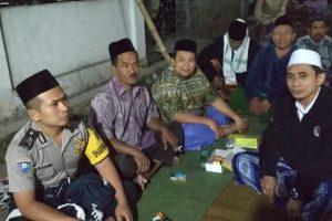 Brigadir Ibnu Mobarok melaksanakan pengamanan giat silaturahmi dan mengikuti pengajian umum dalam rangka syukuran air bersih di Balai Desa Pendem Junrejo