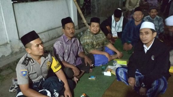 Brigadir Ibnu Mobarok melaksanakan pengamanan giat silaturahmi dan mengikuti pengajian umum dalam rangka syukuran air bersih di Balai Desa Pendem Junrejo