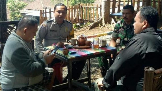 Sinergi Dengan Babinsa Kunjungi Tempat Wisata Bhabin Desa Oro Oro Ombo Polsek Batu Polres Batu Sampaikan Pesan Kamtibmas