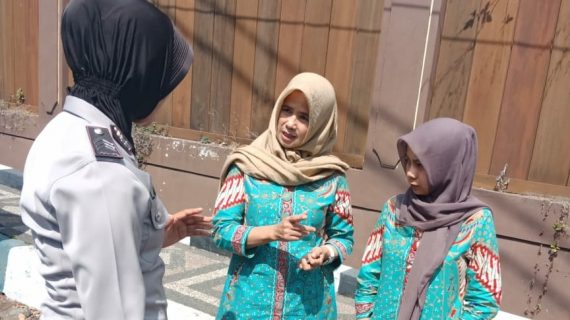 Giat Sambang Kamtibmas Warga Jalin Kedekatan Bhabinkamtibmas Desa Pesanggrahan Polsek Batu Kota Polres Batu