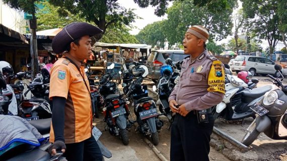 Anggota Bhabin Sambang Juru Parkir Sampaikan Pesan Kamtibmas