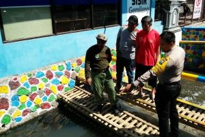 Bhabinkamtibmas Kelurahan Sisir Polsek Batu Kota Polres Batu Bersama Anggota Linmas Pasang Himbauan Untuk Menjaga Keamanan