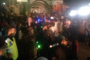 Bhabinkamtibmas Polsek Pujon Polres Batu Pengamanan Pawai Miniatur Truck Di Desa Ngabab