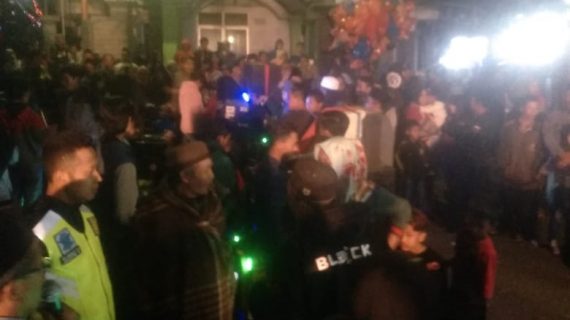 Bhabinkamtibmas Polsek Pujon Polres Batu Pengamanan Pawai Miniatur Truck Di Desa Ngabab