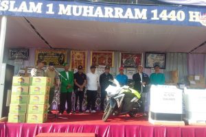 Bripka Soni Setiawan melaksanakan pengamanan jalan sehat memperingati 01 Muharram di  Desa Junrejo 