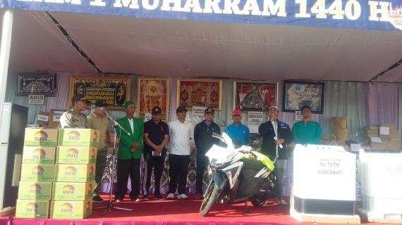 Bripka Soni Setiawan melaksanakan pengamanan jalan sehat memperingati 01 Muharram di  Desa Junrejo 