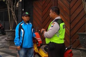 Sambang Jukir Kanit Binmas Polsek Batu Kota Sampaikan Pesan Kamtibmas