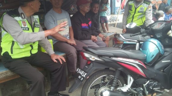 Kanit Bimas Polsek Bumiaji kepada masyarakat sosialisasikan informasi kamtibmas