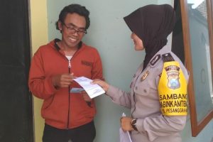 Memberitahuan Masa Berlaku SIM Bhabin Desa Pesanggrahaan Polsek Batu Kota Kunjungi Warga Di Wilayah Tugas