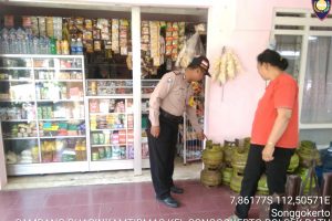 Berkunjung Ke Toko Pracangan Milik Warga Bhabinkamtibmas Kelurahan Songgokerto Polsek Batu Kota Polres Batu Sampaikan Pesan Kamtibmas