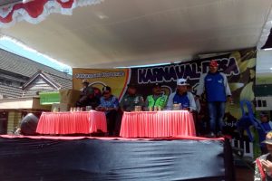 Anggota Polsek Pujon Polres Batu Pengamanan Karnaval Desa Tawangsari Pujon dalam rangka Bersih desa