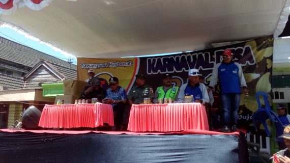 Anggota Polsek Pujon Polres Batu Pengamanan Karnaval Desa Tawangsari Pujon dalam rangka Bersih desa