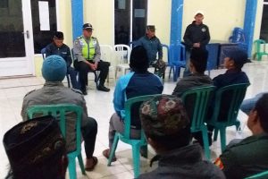 Bhabinkamtibmas Polsek Pujon Polres Batu Giat Penyuluhan Ke Linmas Desa Tawangsari