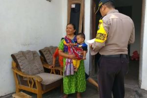 DDS Kunjungi Rumah Warga Bhabinkamtibmas Desa Sumberejo Polsek Batu Kota Polres Batu Sampaikan Pesan Kamtibmas