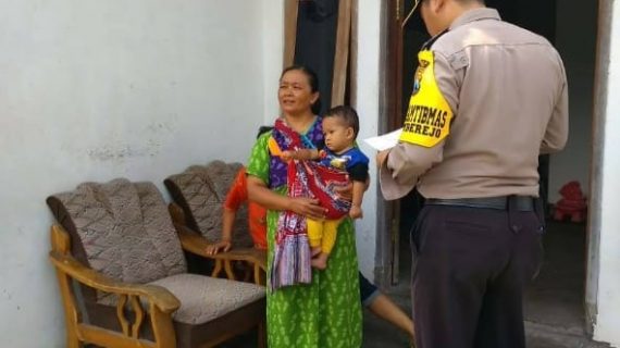 DDS Kunjungi Rumah Warga Bhabinkamtibmas Desa Sumberejo Polsek Batu Kota Polres Batu Sampaikan Pesan Kamtibmas