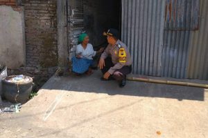 melaksanakan Giat Sambang Dan Silaturahmi Lansia Bhabinkamtibmas Desa Sumberejo Polsek Batu Kota Polres Batu