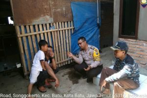 Sambang Sore Kunjungan Kerukunan Warga Bhabinkamtibmas Kelurahan Songgokerto Polsek Batu Kota