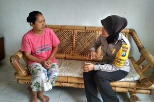 Anggota Bhabinkamtibmas Desa Pesanggrahan Polsek Batu Bripka Laila Jalin Silaturahmi Lakukan DDS Warga