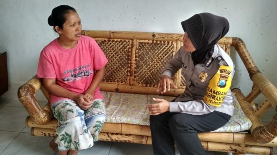Anggota Bhabinkamtibmas Desa Pesanggrahan Polsek Batu Bripka Laila Jalin Silaturahmi Lakukan DDS Warga