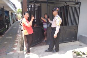 Kunjungan Kerukunan Tetangga Bhabinkamtibmas Songgokerto Polsek Batu Kota Polres Batu Untuk Menjaga Wilayah Kondusif