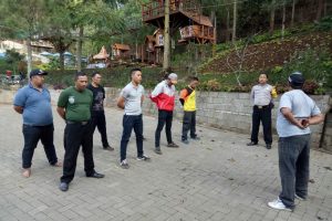 Peningkatan Pam Swakarsa Bhabin Desa Oro Oro Ombo Polsek Batu Kota Polres Batu Latihan PBB Satpam Batu Flower Garden