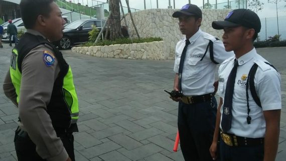 Peningkatan kemampuan anggota satpam Bhabinkamtibmas Kelurahan Sisir Polsek Batu Kota Polres Batu laksanakan pembinaan kepada Satpam Golden Tulip Batu