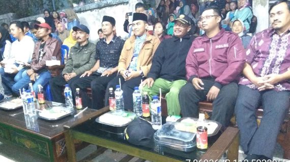 Bhabinkamtibmas Kelurahan Songgokerto Polsek Batu Hadiri Malam Pentas Seni Warga Lingkungan Tambuh