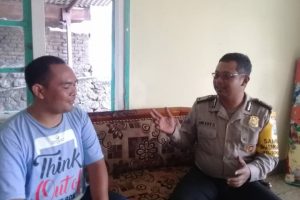Sambang Silaturahmi Bhabin Kelurahan Songgokerto Polsek Batu Kota Polres Batu Sampaikan Pesan Kamtibmas Agar Tetap Kondusif