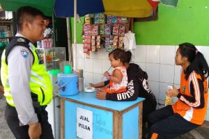 Bhabinkamtibmas Polsek Batu Kota Polres Batu Sampaikan Pesan Kamtibmas Selalu Kondusif