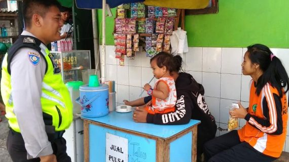 Bhabinkamtibmas Polsek Batu Kota Polres Batu Sampaikan Pesan Kamtibmas Selalu Kondusif