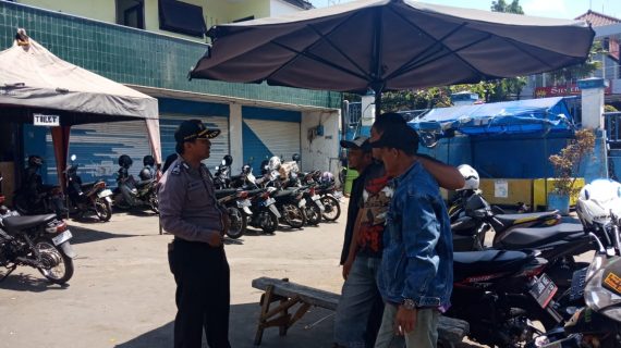 SAMBANG JURU PARKIR BHABINKAMTIBMAS KELURAHAN TEMAS POLSEK BATU KOTA HIMBAUAN KAMTIBMAS ANTISIPASI TINDAK KEJAHATAN