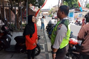 Kegiatan Sambang Tempat Usaha warga Kanit Binmas Polsek Batu Kota Polres Batu Sampaikan Pesan Kamtibmas serap aspirasi warga dan dalam rangka Harkamtibmas