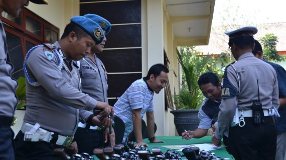 Kabag Sumda Polres Batu Kompol Imam Rofiq, SH laksanakan pengecekan senjata api inventaris dinas 