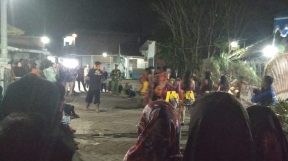 Reog ponorogo digelar dalam rangka acara grebeg suro di Balai Desa Pendem Junrejo