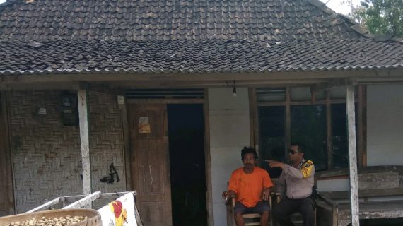 Silaturahmi Ke Rumah Tokoh Masyarakat Bhabin Kel Songgokerto Polsek Batu Kota Polres Batu Sampaikan Pesan kamtibmas
