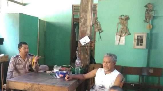 Jalin Sinergi Bhabinkamtibmas Kelurahan Songgokerto Polsek Batu Silaturahmi Kepada Tokoh Masyarakat