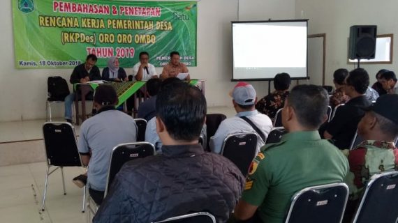 Partisipasi Pengawasan Dana Desa Bhabinkamtibmas Desa Oro Oro Ombo Polsek Batu Hadiri Rapat Pembahasan RKPDes Tahun 2019