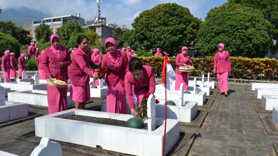 Peringati HKGB Yang Ke-66, Bhayangkari Cabang Kota Batu Melaksanakan Tabur Bunga Di Taman Makam Pahlawan Suropati Kota Batu