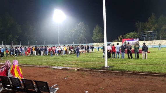 Guna Mencegah Terjadinya gangguan Kamtibmas, Anggota Polres Batu Melaksanakan Pengamanan Giat Sepak bola di Stadion Brantas Kota Batu 