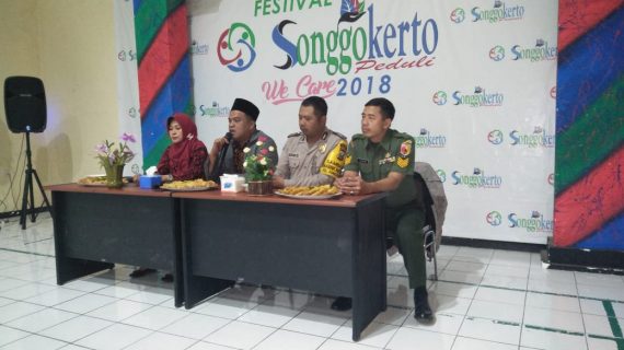 Anggota Bhabinkamtibmas Kelurahan Songgokerto Polsek Batu Kota Polres Batu Hadiri Rapat Persiapan Selamatan Desa