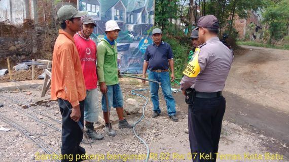 Sambang Pekerja Bangunan Bhabinkamtibmas Kelurahan Temas Polsek Batu Kota Sampaikan Pesan Kamtibmas