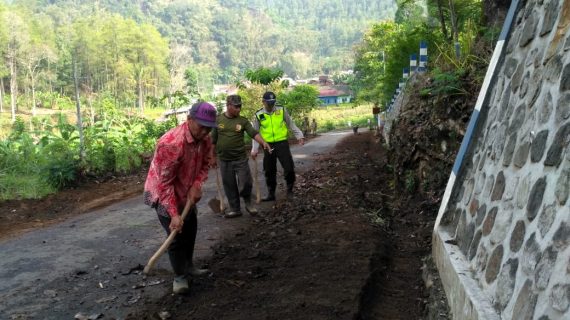Anggota Bhabinkamtibmas Desa Pait Polsek Kasembon Polres Batu Brigadir SIswo secara sigap membantu masyarakat buat parit